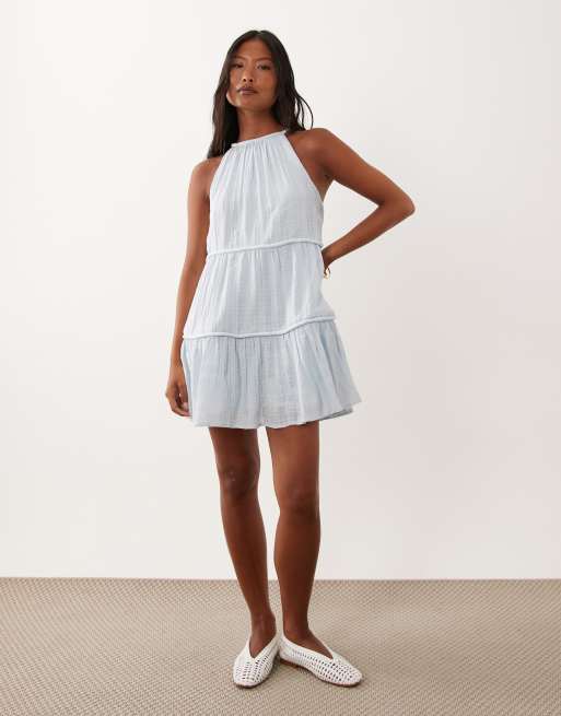 ASOS DESIGN Petite – Gestuftes Neckholder-Minikleid in Sanftblau mit breiter Paspelierung, 2 von 4