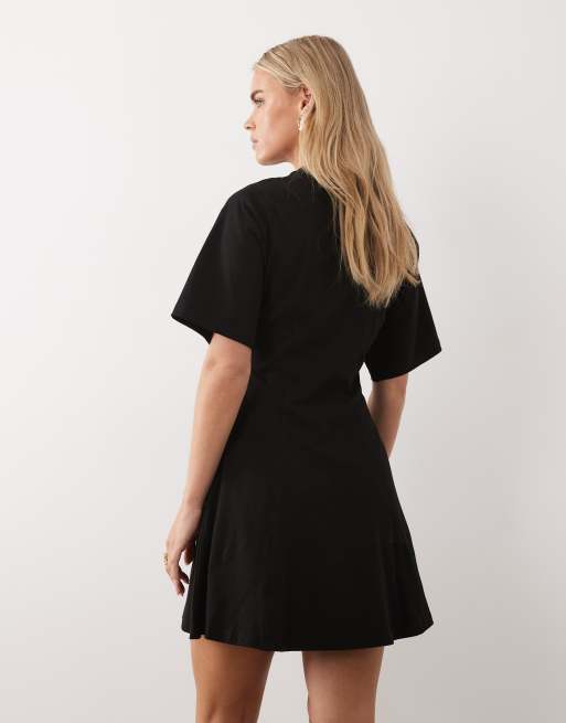 ASOS DESIGN Petite - Getailleerde mini jurk met naaddetail in zwart, 4 van 4