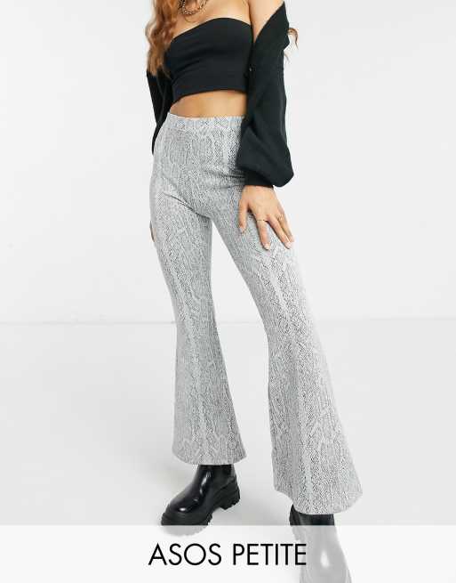 ASOS DESIGN Petite - Getextureerde flares met slangenprint