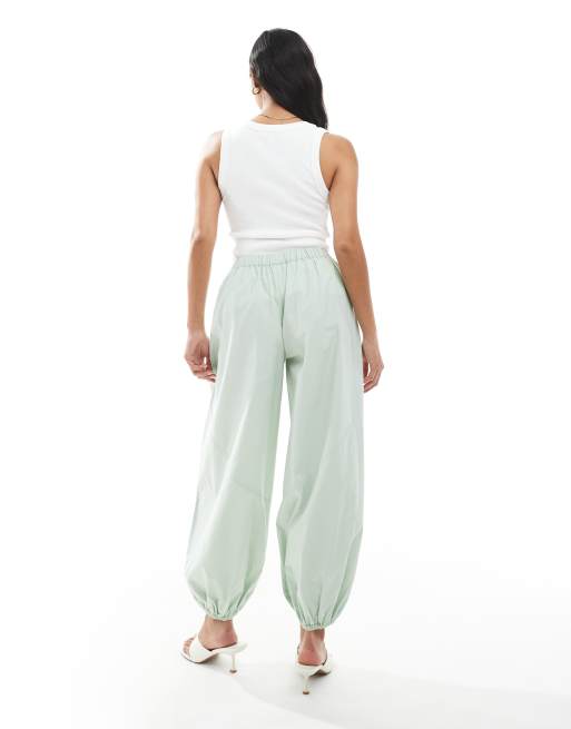 ASOS DESIGN Petite – Gewaschene Hose aus Popeline in Salbeigrün mit Einsätzen im Utility-Stil und elastischem Bund, 3 von 5