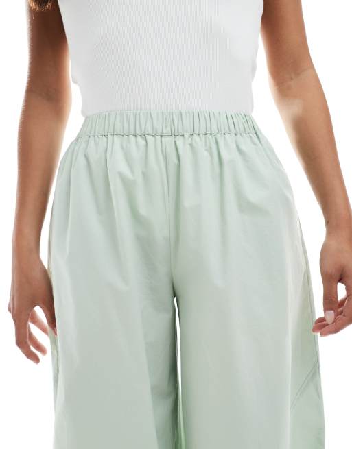 ASOS DESIGN Petite – Gewaschene Hose aus Popeline in Salbeigrün mit Einsätzen im Utility-Stil und elastischem Bund, 5 von 5
