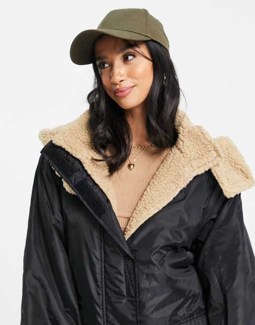 ASOS DESIGN Petite - Giacca antipioggia oversize lunga nera con fodera in  pile borg