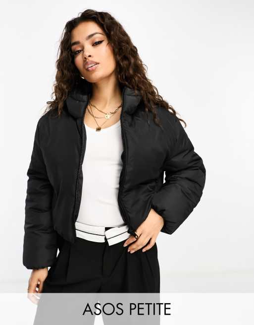 ASOS DESIGN Petite - Giacca imbottita taglio corto nera con cappuccio