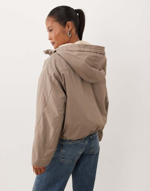 ASOS DESIGN Petite giacca impermeabile corta con cappuccio e fodera in pile borg in neutro, 3 di 4