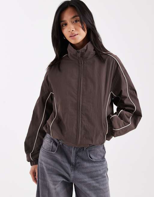ASOS DESIGN Petite - Giacca sportiva oversize marrone con profili color crema 