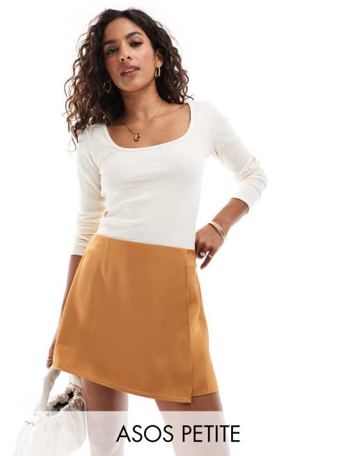 ASOS DESIGN Petite - Gonna avvolgente in raso color oro