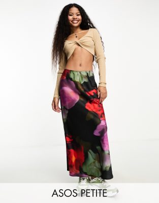 ASOS DESIGN Petite - Gonna lunga con taglio sbieco in raso scuro con stampa di rose