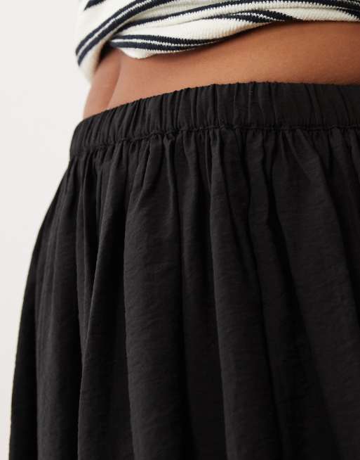 ASOS DESIGN Petite - Gonna lunga nera in morbido tessuto stropicciato allacciata in vita, 5 di 5