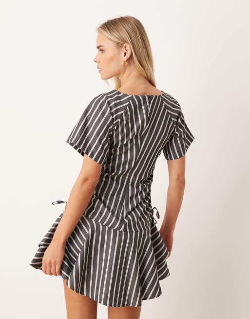 ASOS DESIGN Petite - Grå minikjole med korte ærmer, rynker, bindebånd i taljen og striber, 4 af 4