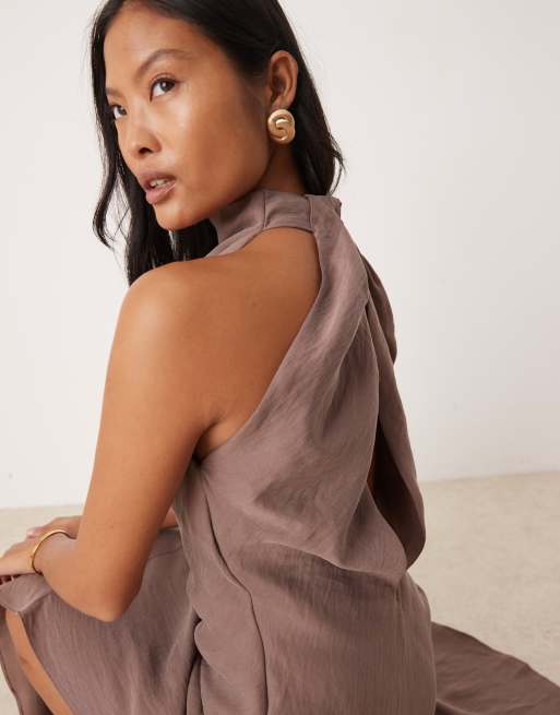 ASOS DESIGN Petite - Gråbrun maxikjole med asymmetrisk snit, høj hals og slids ved låret, 2 af 4