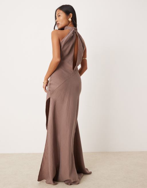 ASOS DESIGN Petite - Gråbrun maxikjole med asymmetrisk snit, høj hals og slids ved låret, 3 af 4