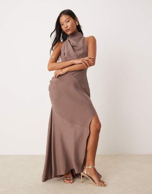 ASOS DESIGN Petite - Gråbrun maxikjole med asymmetrisk snit, høj hals og slids ved låret, 4 af 4