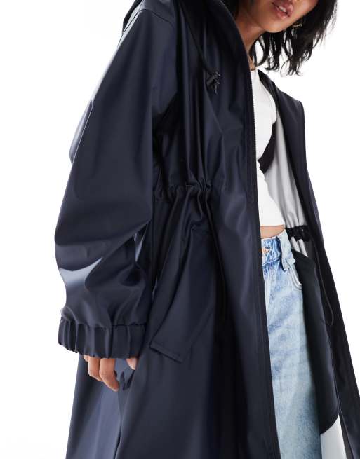ASOS DESIGN Petite – Granatowa gumowana parka przeciwdeszczowa z kontrastowymi detalami, 3 z 4