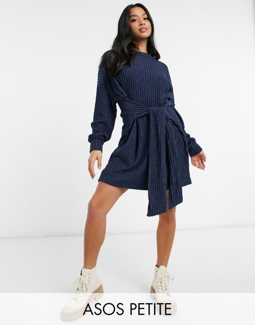 ASOS DESIGN Petite – Granatowa prążkowana sukienka mini z wiązaniem w talii ze szczotkowanego materiału