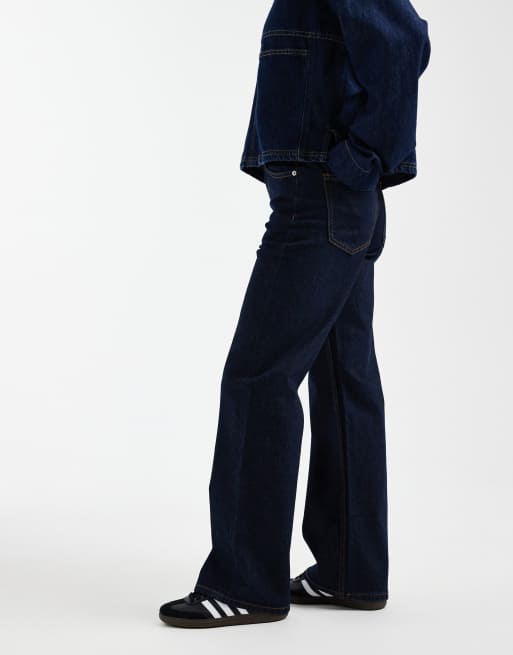 ASOS DESIGN Petite – Granatowe elastyczne jeansy z prostymi nogawkami, 3 z 5