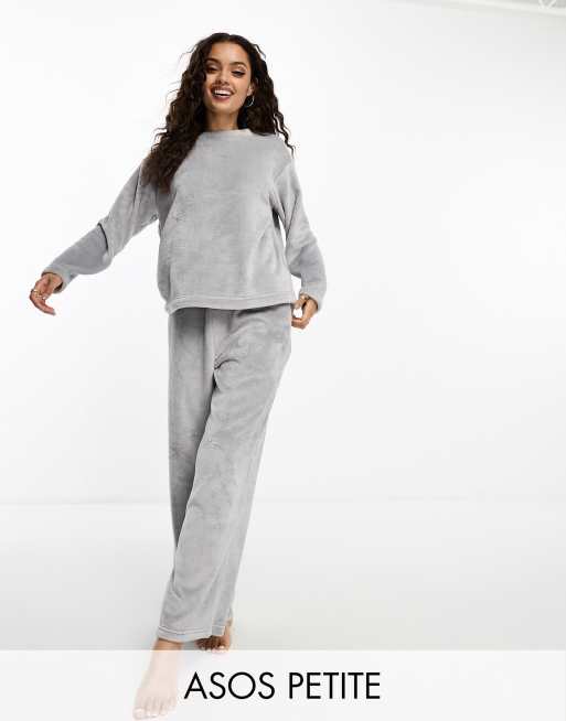 ASOS DESIGN Petite – Grått supermjukt mysset i fleece med sweatshirt och byxor