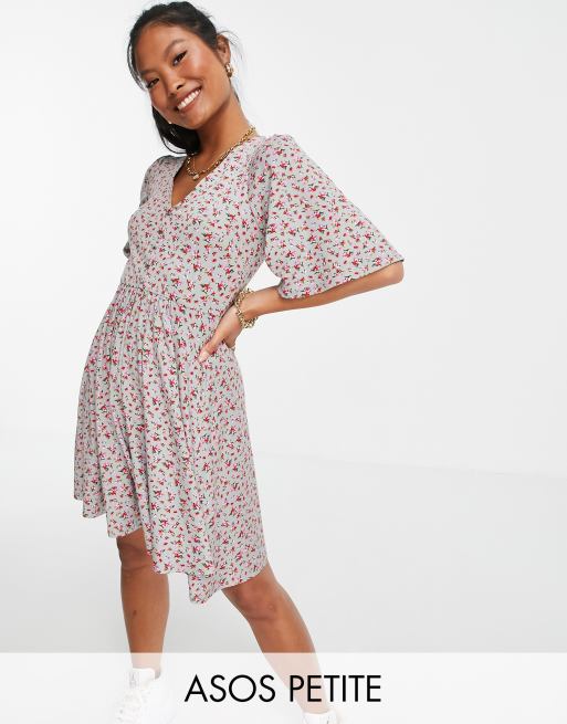 ASOS DESIGN Petite – Grau und Rosa geblümtes Mini-Hängerkleid 