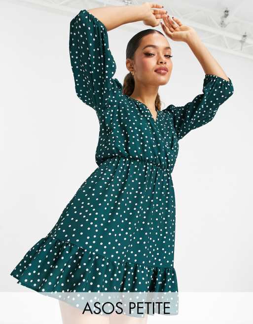 ASOS DESIGN Petite Grun gepunktetes Mini Freizeitkleid mit Wickeldesign vorn Ruschensaum und Puffarmeln