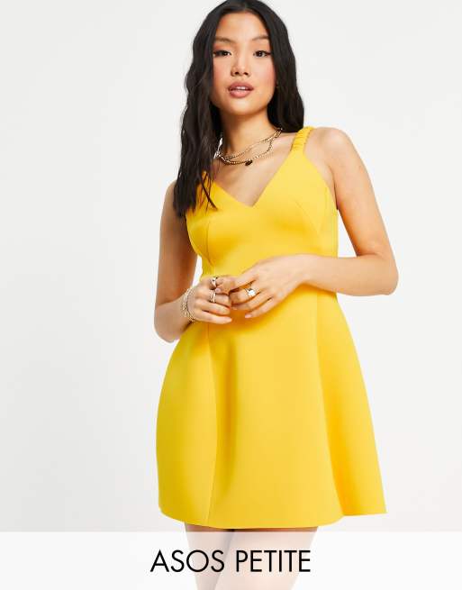 ASOS DESIGN Petite – Guldfärgad ryschad skaterklänning i kort modell med stretch