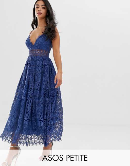 ASOS DESIGN - Petite - Halflange kanten avondjurk met cami-bandjes