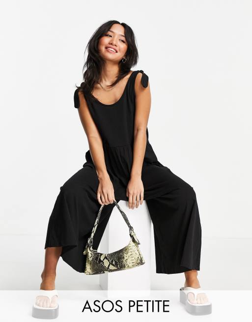 ASOS DESIGN Petite – Hänger-Jumpsuit mit Trägern zum Binden in Schwarz