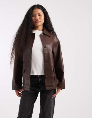 ASOS DESIGN Petite - Harrington-Jacke in schokobrauner Lederoptik-Brown