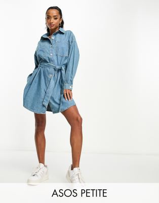 ASOS DESIGN Petite - Hemdkleid aus Jeansstoff mit Gürtel in mittelblauer Waschung