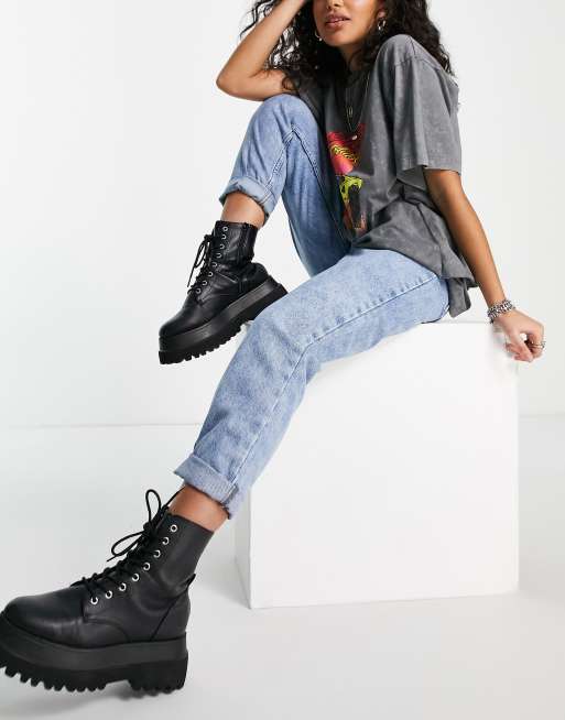 ASOS DESIGN Petite high-rise original mum jeans in light wash, 2 of 4