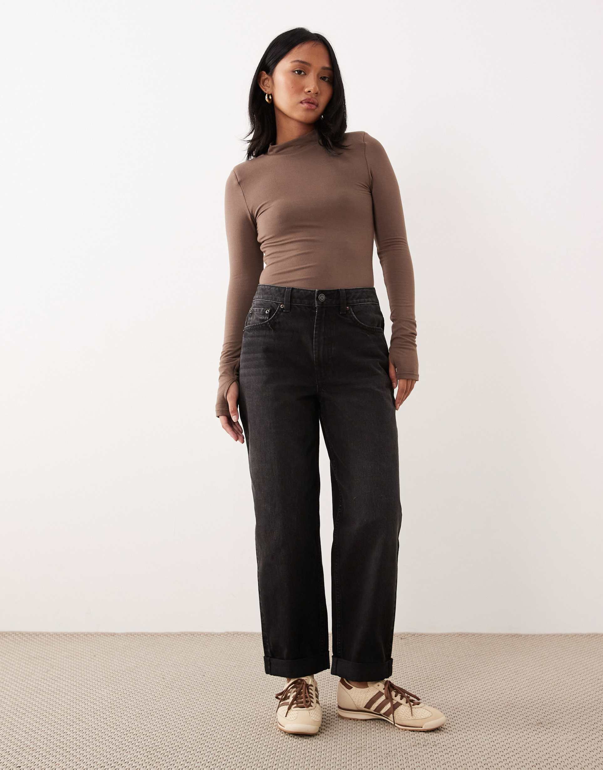 asos design petite high rise relaxed mom jeans in black