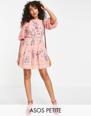 ASOS DESIGN Petite - Hochgeschlossenes, besticktes Minikleid in Rosa mit Noppenstruktur und Spitzenbesatz