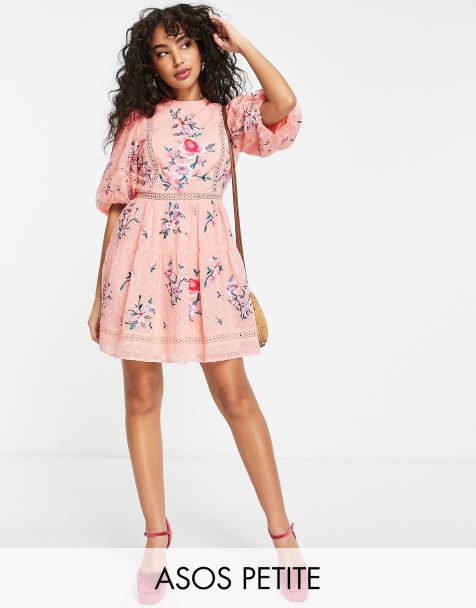 ASOS DESIGN Petite – Hochgeschlossenes, besticktes Minikleid in Rosa mit Noppenstruktur und Spitzenbesatz - view 1