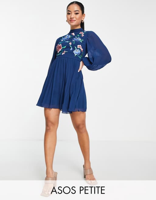 ASOS DESIGN Petite – Hochgeschlossenes, langärmliges, plissiertes Skater-Minikleid mit Stickerei in Marineblau