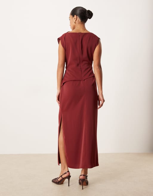 ASOS DESIGN Petite - Hoogsluitende gedrapeerde geplooide midi-jurk in bordeauxrood, 2 van 4