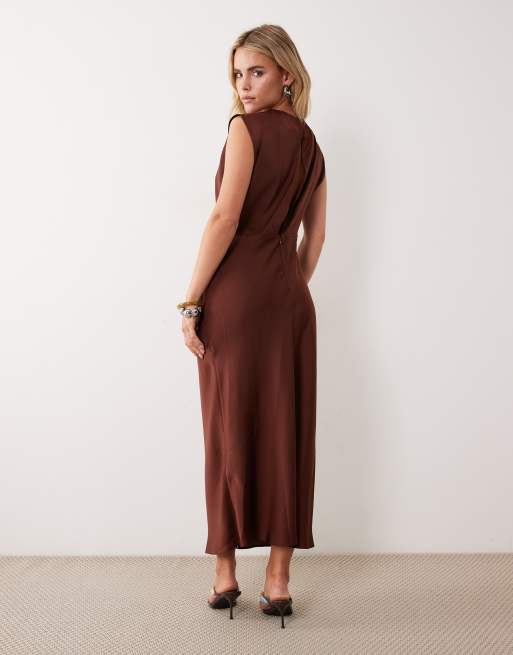 ASOS DESIGN Petite - Hoogsluitende midi jurk van satijn met geplooid lijfje in moerbei, 4 van 4