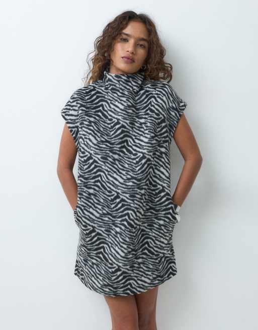 ASOS DESIGN Petite hoogsluitende mini jurk met pluizige zebraprint, 4 van 5