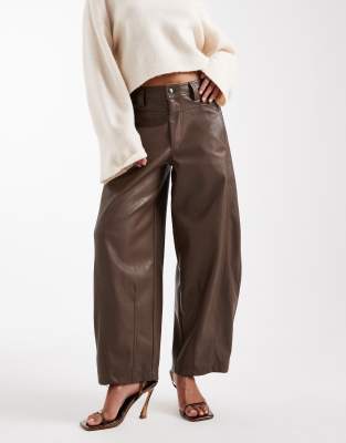 ASOS DESIGN Petite - Hose aus Kunstleder in Braun mit abgerundetem Beinschnitt und Ziernaht-Brown