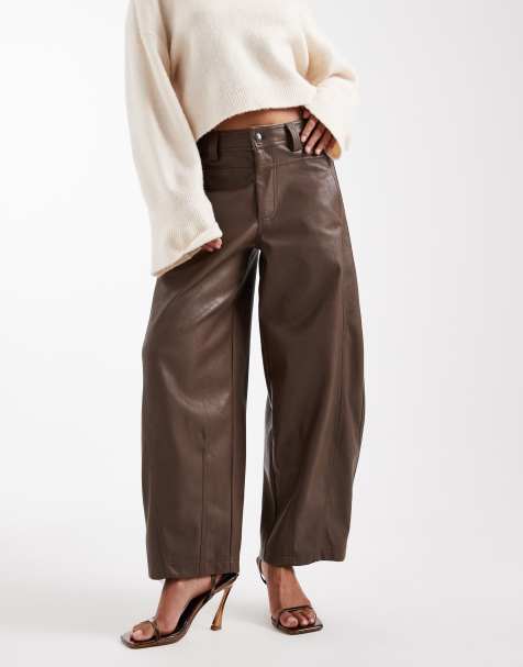 ASOS DESIGN Petite – Hose aus Kunstleder in Braun mit abgerundetem Beinschnitt und Ziernaht - view 1