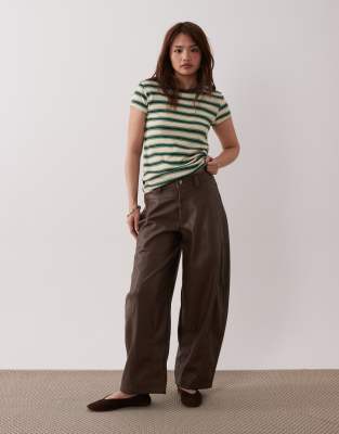 ASOS DESIGN Petite - Hose aus Kunstleder in Braun mit abgerundetem Beinschnitt und Ziernaht-Brown