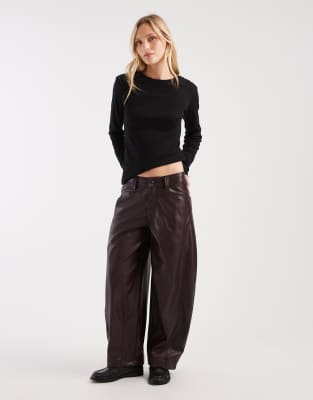 ASOS DESIGN Petite - Hose aus Kunstleder in Pflaume mit abgerundetem Beinschnitt und Ziernaht-Lila