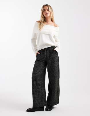ASOS DESIGN Petite - Hose in strukturiertem Schwarzweiß mit Karomuster, abgerundetem Beinschnitt und Ziernaht