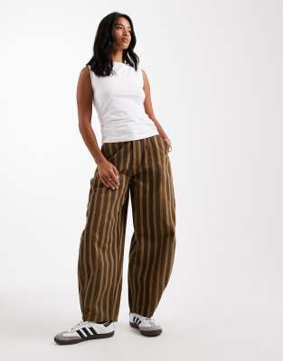 ASOS DESIGN Petite - Hose mit verwaschenem Streifenmuster und weitem Bein-Bunt