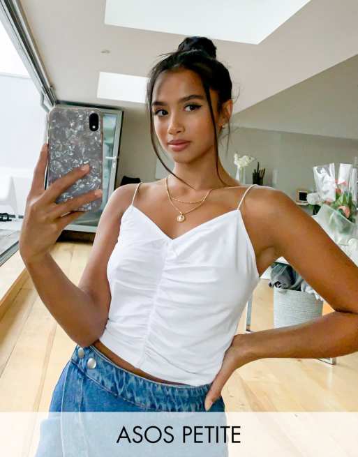 ASOS DESIGN Petite — Hvid crop camitop med rynket front og tynde stropper