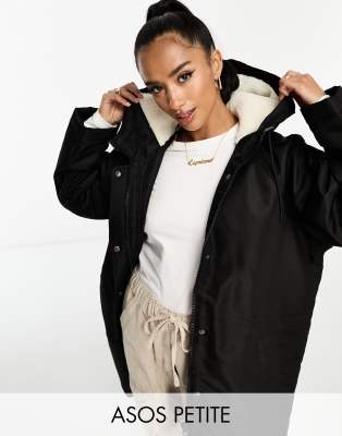 ASOS DESIGN Petite - Imperméable long oversize avec doublure imitation peau de mouton - Noir | ASOS
