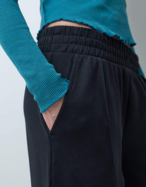 ASOS DESIGN Petite interlock jogger met plooi in zwart, 3 van 5
