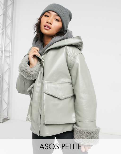 ASOS DESIGN Petite – Jacke aus Kunstleder in Salbeigrün mit Teddy-Futter