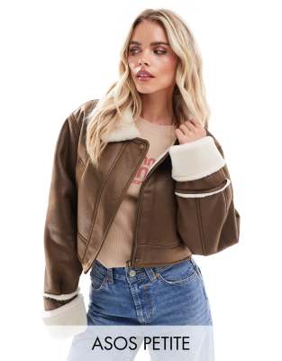 ASOS DESIGN Petite - Jacke in Haselnussbraun mit Reverskragen in Lammfelloptik-Brown