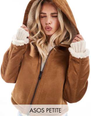 ASOS DESIGN Petite - Jacke in Hellbraun mit Kapuze und Futter aus Lammfellimitat-Neutral