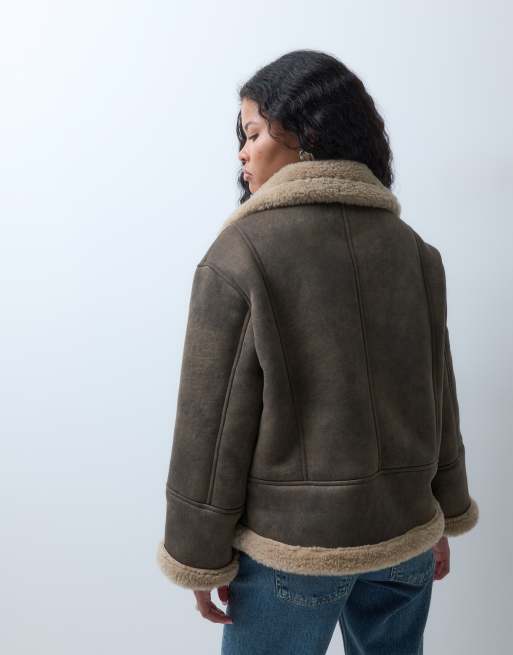 ASOS DESIGN Petite Jacke in Nerz mit Wasserfallkragen, Teddyfutter und Lammfelloptik, 3 von 4