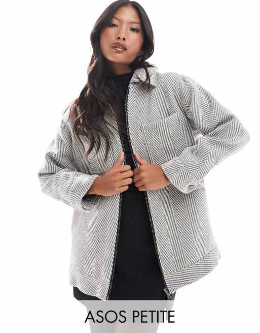 ASOS DESIGN Petite – Jacke mit Fischgrätmuster in Hellgrau mit Kragen oben