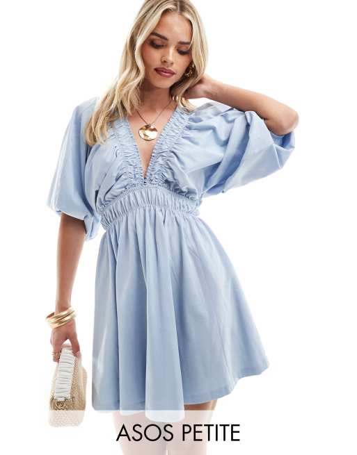 ASOS DESIGN Petite – Jasnoniebieska marszczona w talii sukienka wiązana mini z głębokim dekoltem